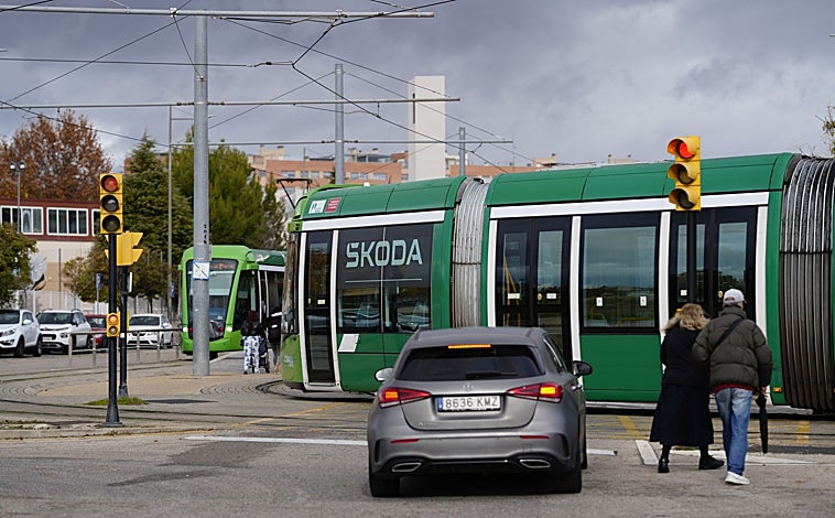 Main photo – Parla Tram, yesterday; In the pictures below, there is a derailment after colliding with a truck in 2023, and another young man is crouched down