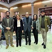 El encuentro con Rafael Canogar se ha desarrollado en el patio acristalado de Humanidades