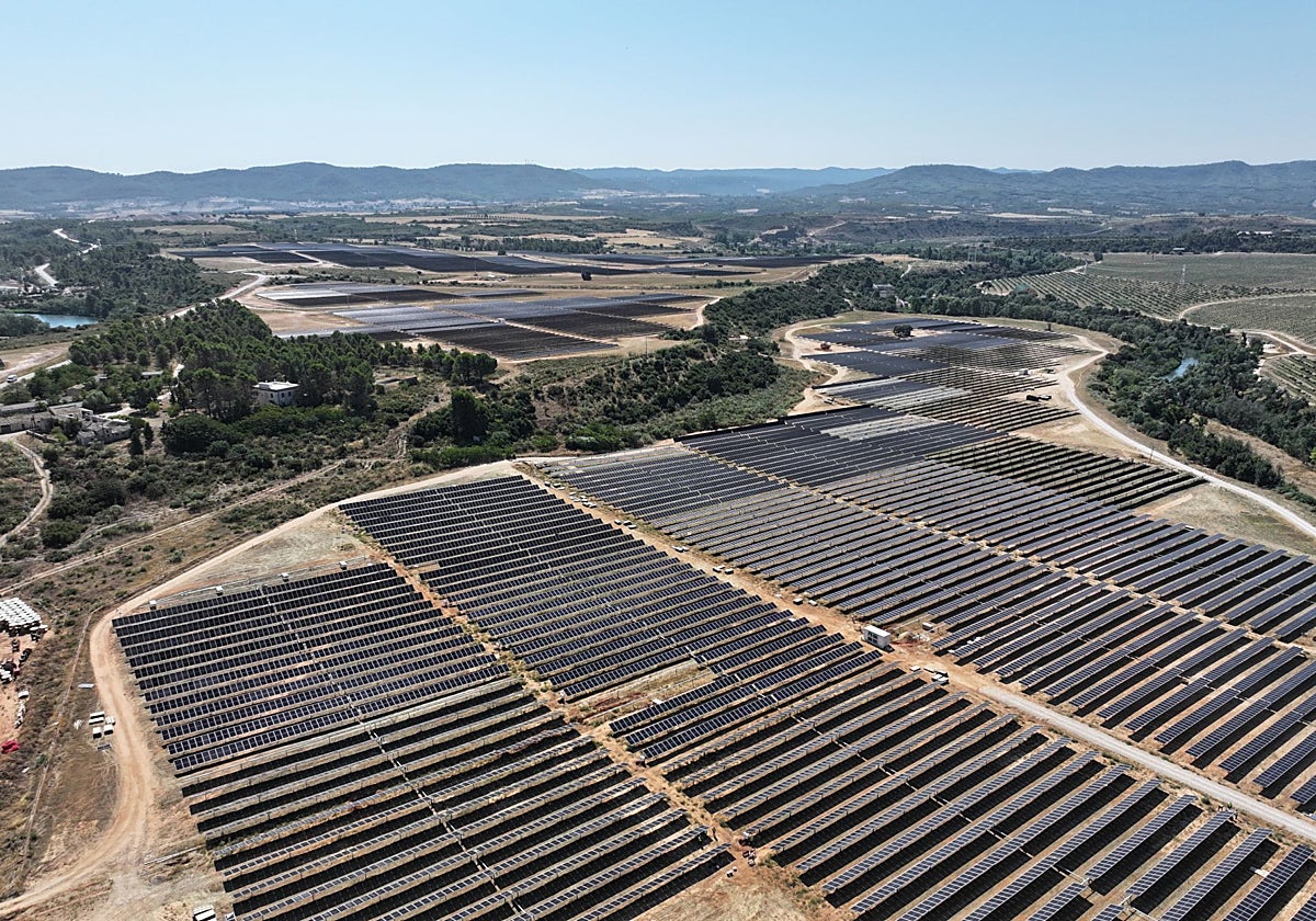 Las dos plantas cuentan con cerca de 92.000 paneles fotovoltaicos y producirán anualmente más de 200 GWh de energía renovable