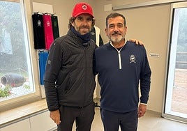 José Tomás (izquierda) con una gorra en la tienda del Real Club de Campo junto a un caddy de las instalaciones