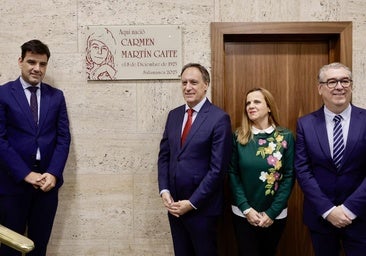 Unicaja inmortaliza el legado de Carmen Martín Gaite con una placa en la que fuera su casa en Salamanca