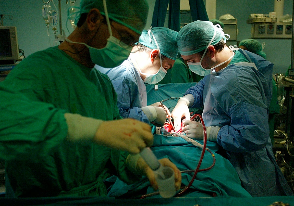 Doctores en un quirófano