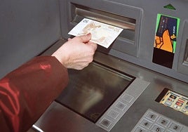 Cerca de setenta municipios andaluces no tienen cajero automático para sacar dinero
