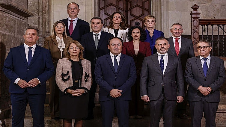 El Gobierno de Llorca cesa al núcleo duro de Mazón y contacta con víctimas de la dana