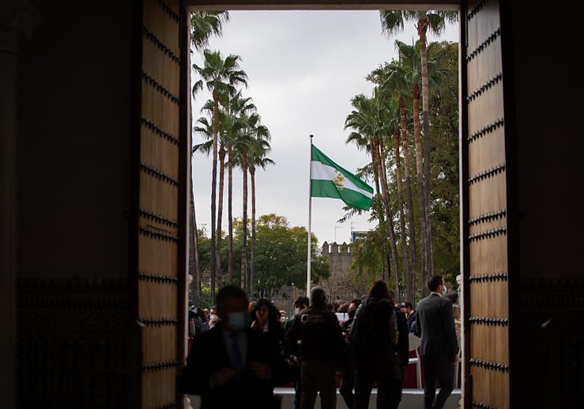 Izado de la bandera de Andalucía en las puertas del Palacio de San Telmo