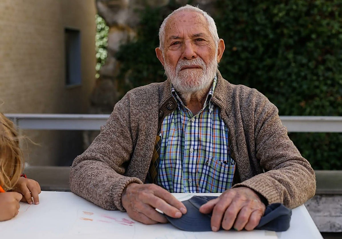 El escultor zamorano José Luis Alonso Coomonte