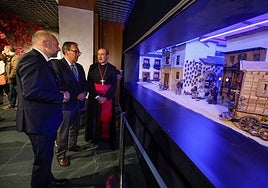 El obispo de Córdoba, Jesús Fernández, visita el Belén de la Fundación Cajasol