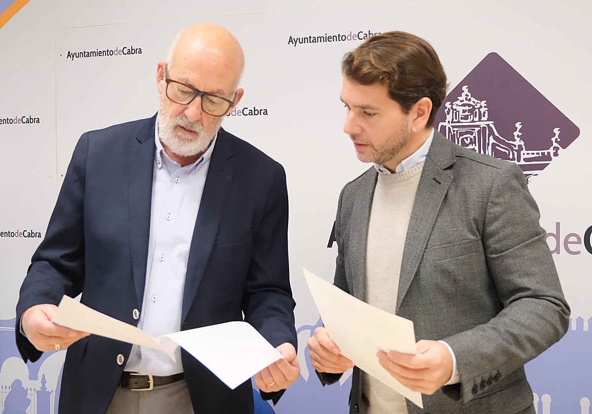 El alcalde de Cabra, Fernando Priego y el delegado de Urbanismo, Alfonso Vergillos