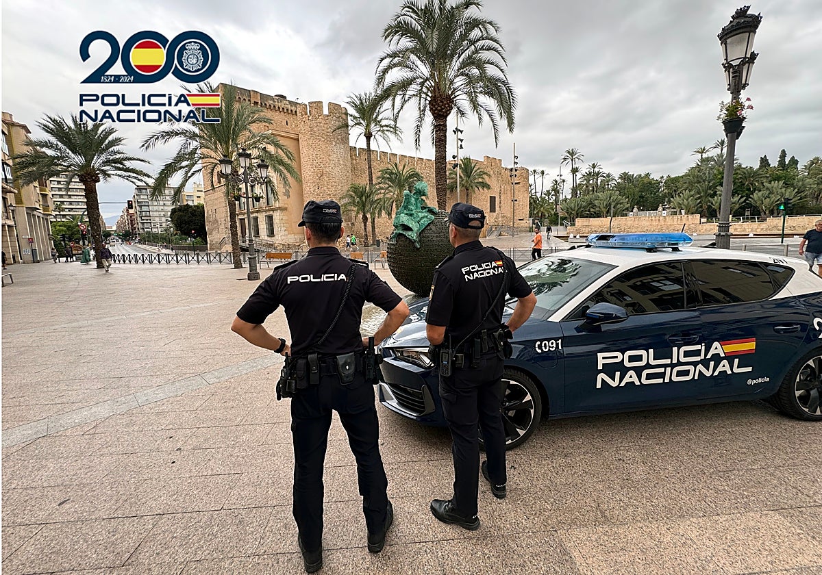 Efectivos de la Policía Nacional en labores de vigilancia en Elche