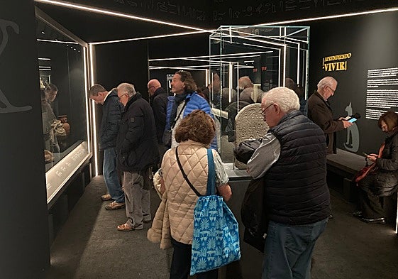 Visitantes, este jueves, en la exposición