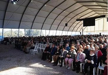 Interior de la carpa dispuesta en el santuario de la Jara para albergar la coronación canónica de la Virgen de Luna