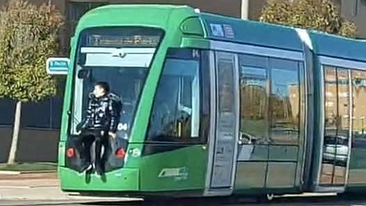 Encaramados al tranvía: el 'juego' de moda entre los adolescentes de Parla