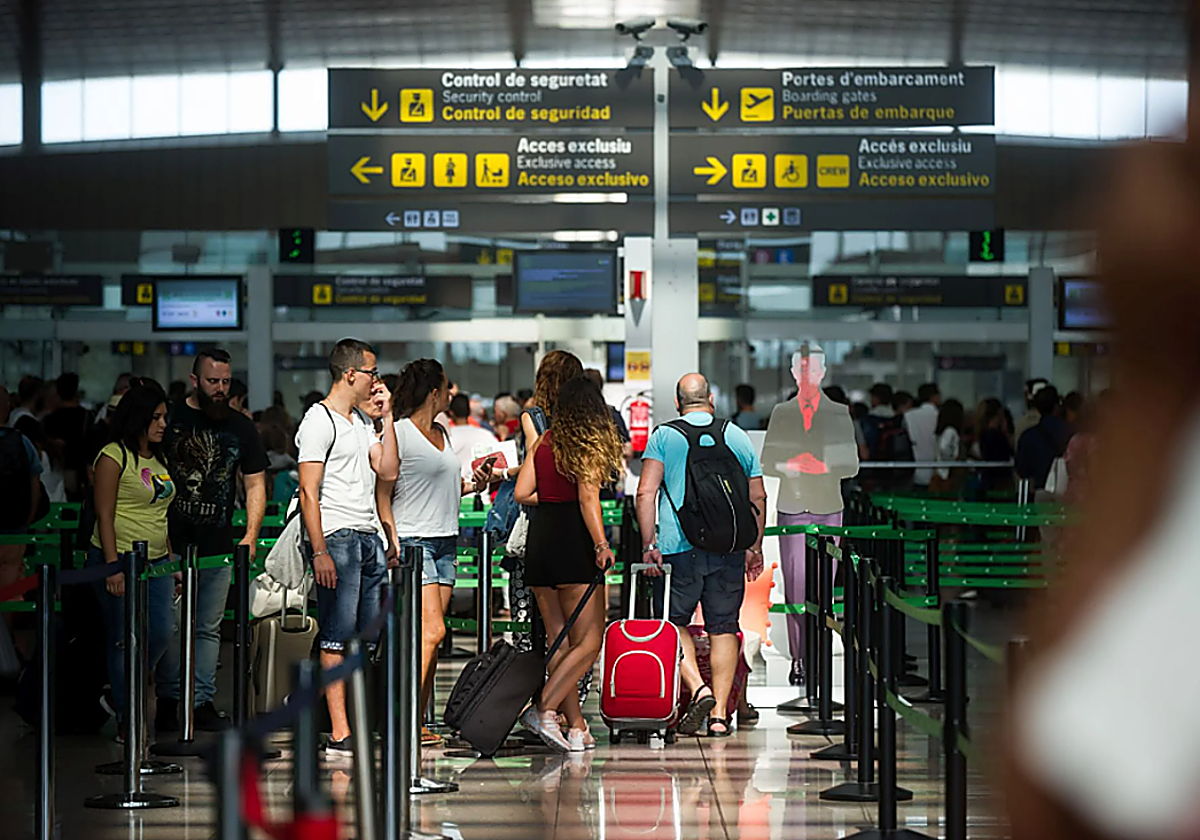 Viajeros en un aeropuerto en una imagen de archivo