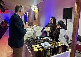 Velasco reivindica en la inauguración de la Feria 'Dulce Toledo' el papel esencial de los conventos en la tradición navideña