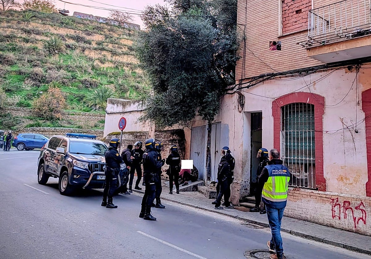 Operación de la Policía Nacional en la calle Ayamonte de Huelva