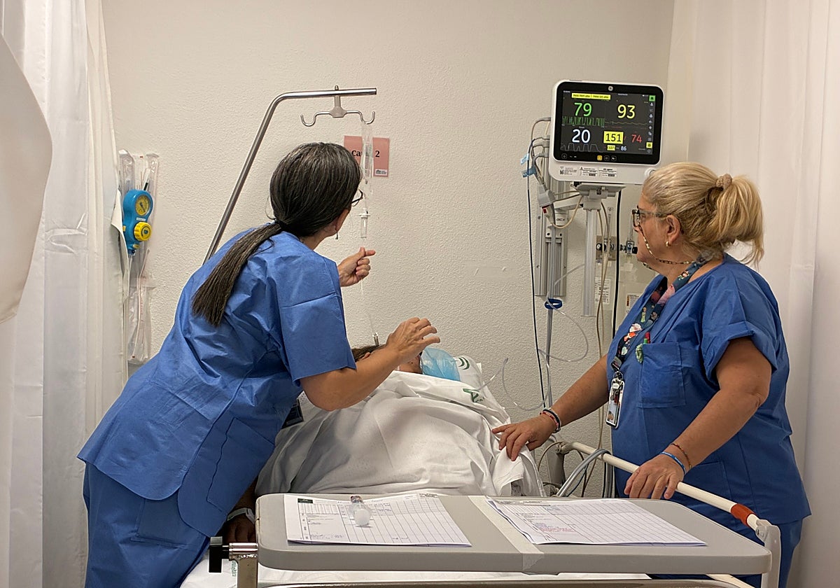 Profesionales sanitarios en el Hospital de Día Quirúrgico de Reina Sofía en Córdoba