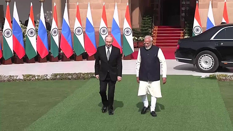 Putin y Modi se encuentran en la Casa de Hyderabad para su reunión