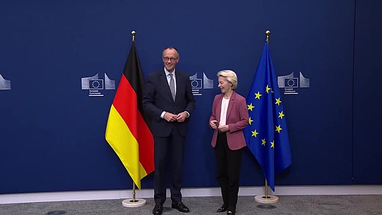 Ursula Von der Leyen recibe a Friedrich Merz en Bruselas