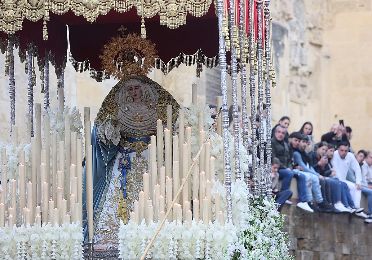 La Virgen de la Salud, titular de la Agonía, en su paso de palio