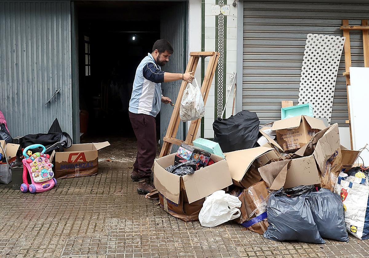 Un vecino de la avenida del Corregidor limpia su cochera inundada tras el paso de la borrasca Claudia