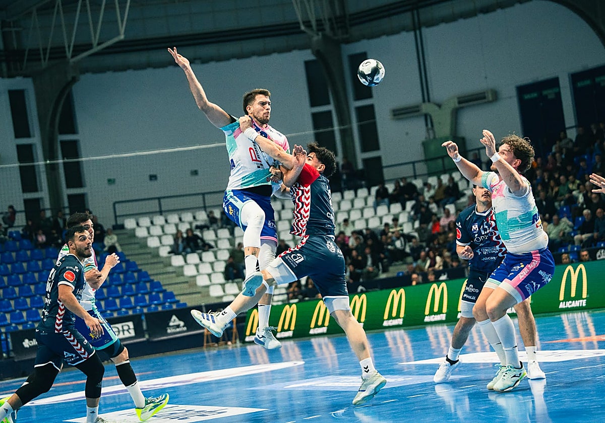 Acción ofensiva del Cajasol Ángel Ximénez ante el Horneo Eón Alicante