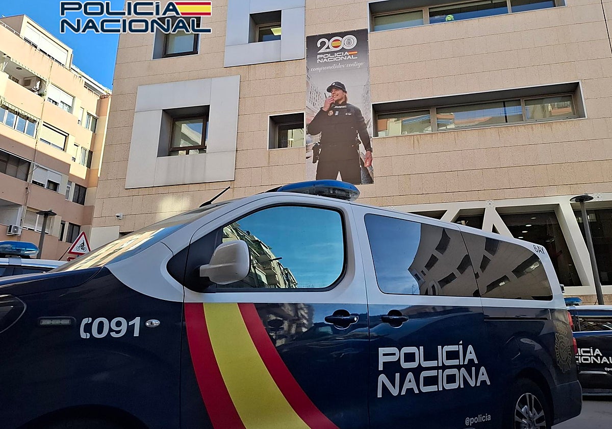 Coches patrulla de la Policía Nacional en la Comisaría Provincial de Alicante