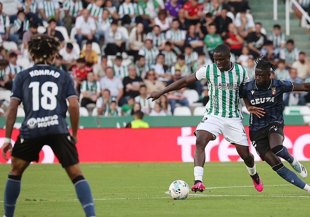 Fomeyem pelea un balón ante un defensor del Ceuta en un partido de esta temporada