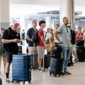Personas esperando con maletas en una foto de archivo
