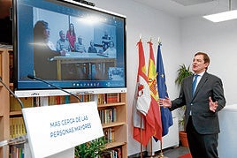 Las asociaciones de mayores reciben 1.100 pantallas para estar «más conectados»