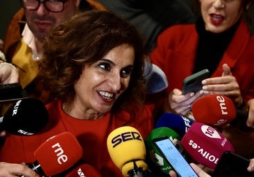 María Jesús Montero durante el canutazo tras el acto y antes de ver a la denunciante