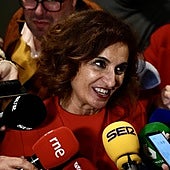 María Jesús Montero durante el canutazo tras el acto y antes de ver a la denunciante