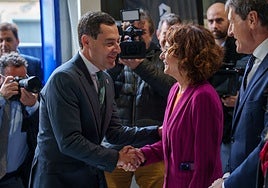Juanma Moreno presume en presencia de María Jesús Montero de «estabilidad» pues «aprobamos Presupuestos y cumplimos con las normas»