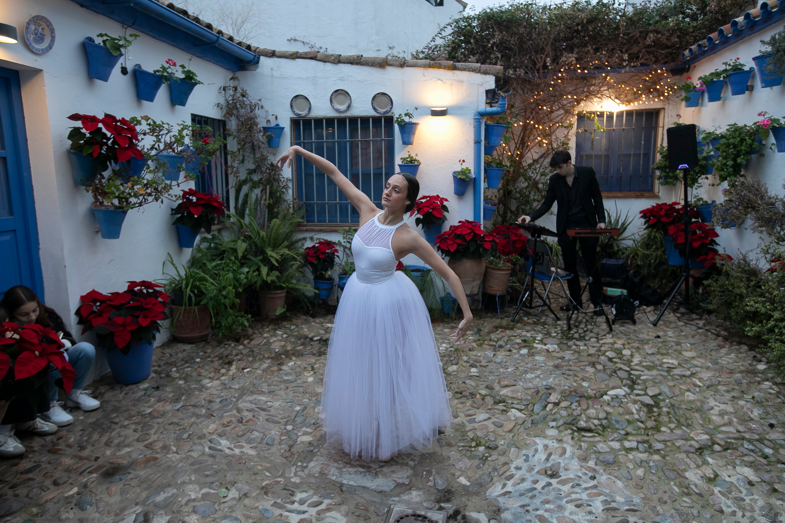 El aire navideño de los patios de Córdoba, en imágenes