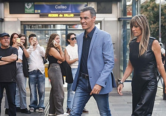 El presidente del Gobierno, Pedro Sánchez (c), y su mujer, Begoña Gómez (d), a su llegada a la premiere de 'El cautivo'