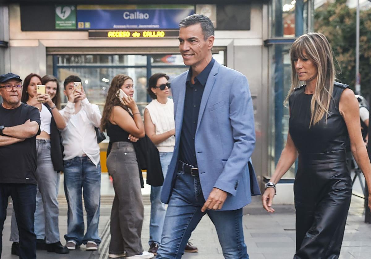 El presidente del Gobierno, Pedro Sánchez (c), y su mujer, Begoña Gómez (d), a su llegada a la 'première' de 'El cautivo'