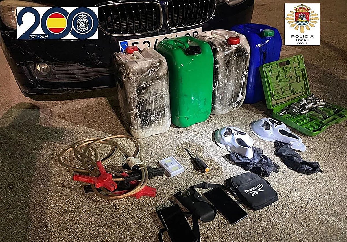 La Policía halló en el vehículo de los detenidos numerosas herramientas para cometer robos, linternas, caretas tipo máscara para ocultar sus rostros y 100 litros de gasoil guardados en varias garrafas