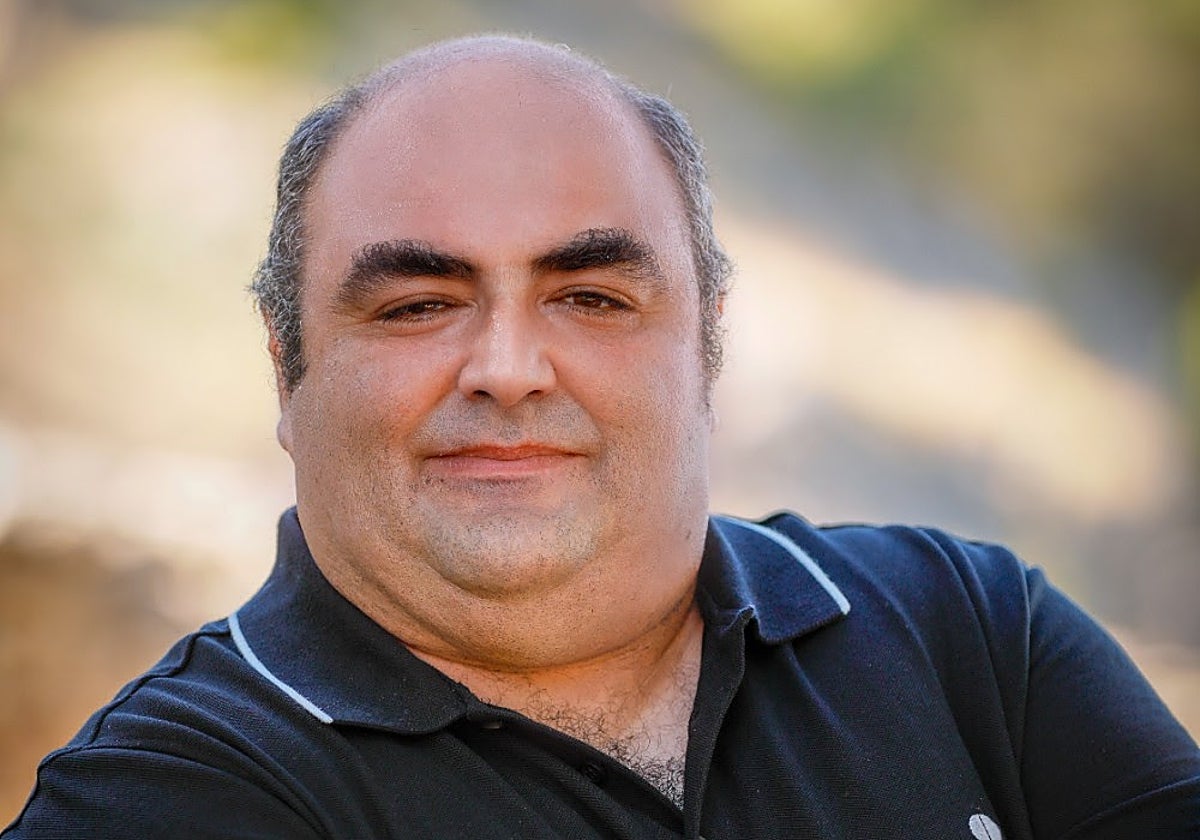 Custodio, en la foto promocional de su trilogía