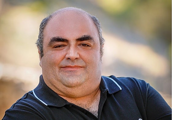 Custodio, en la foto promocional de su trilogía