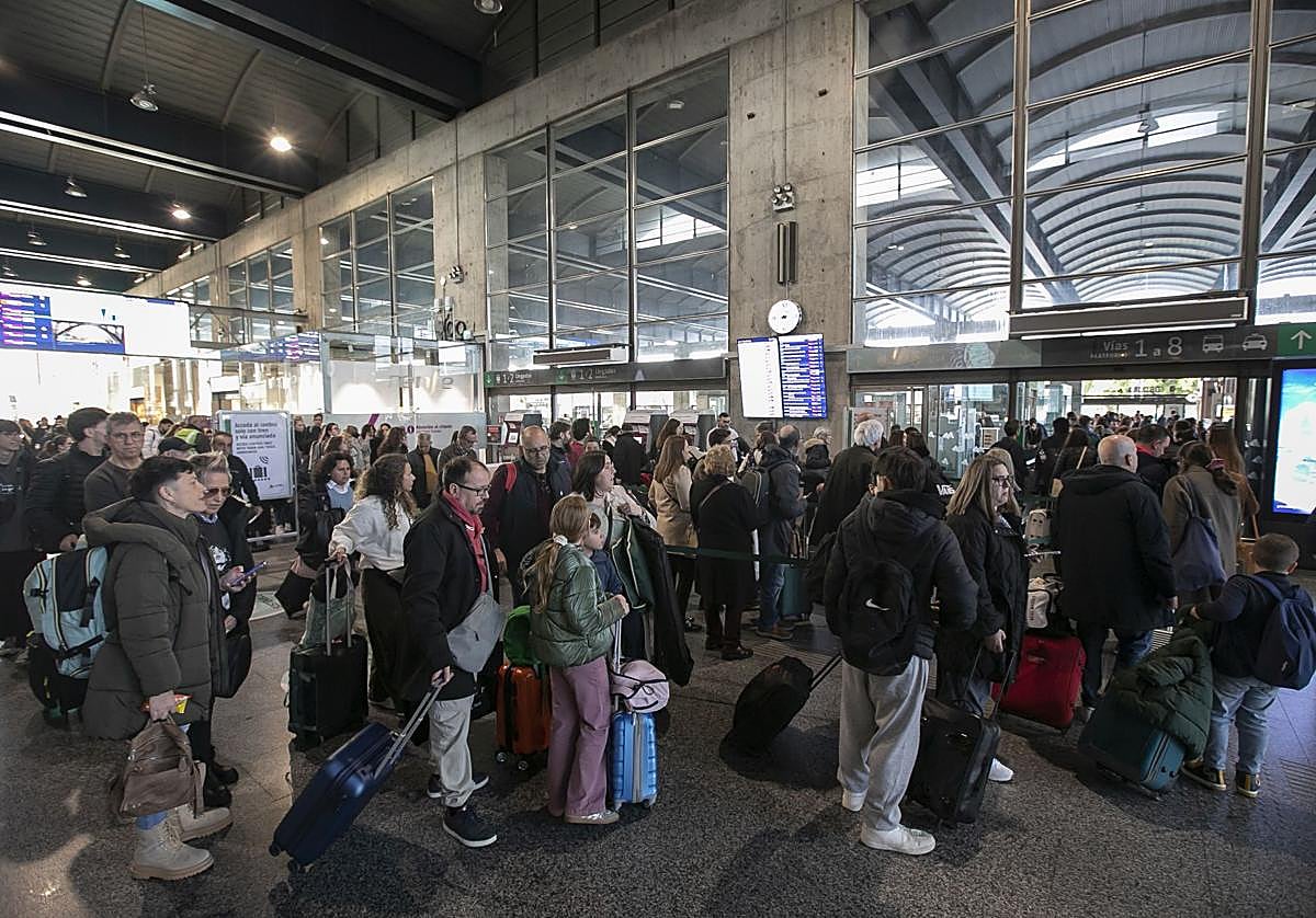 Viajeros este viernes en la estación de Córdoba
