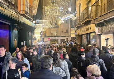 El Casco de Toledo se pone hasta la «bola» con miles de personas disfrutando del recorrido navideño