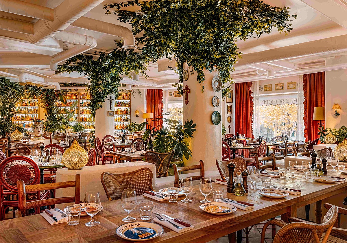 Hay mesas de todos los tamaños para grupos y familias, mientras en los diez ventanales se disponen las destinadas a las parejas