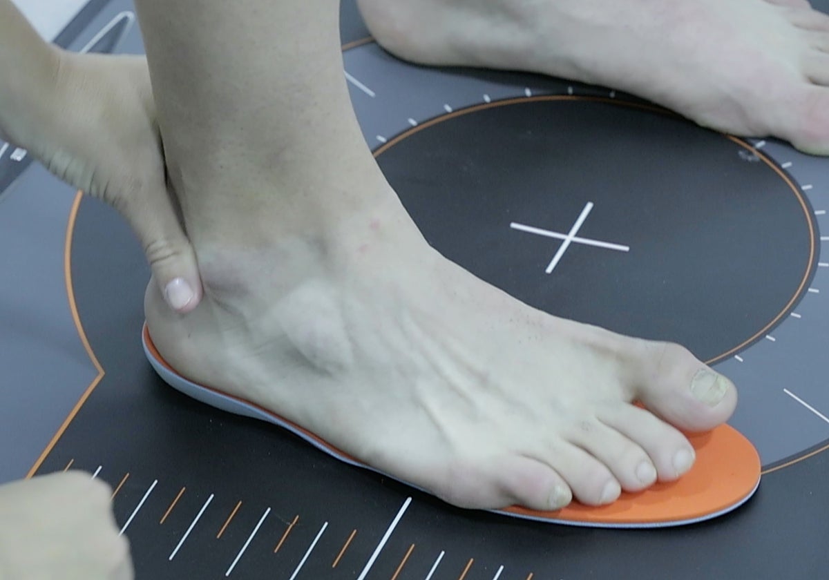 Imagen de unos pies sobre una plataforma de revisión de podología