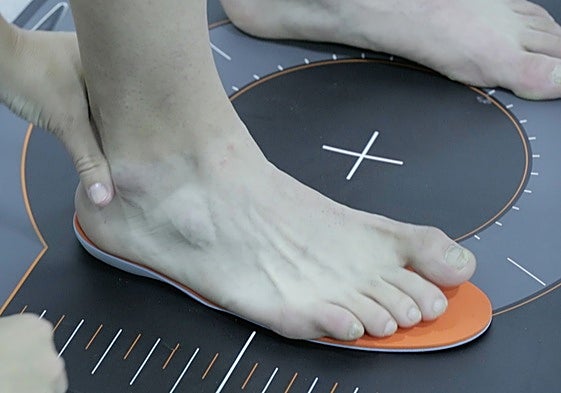 José Cardo, podólogo: «No hay que estrenar zapatillas o calcetines diez días antes de una carrera»