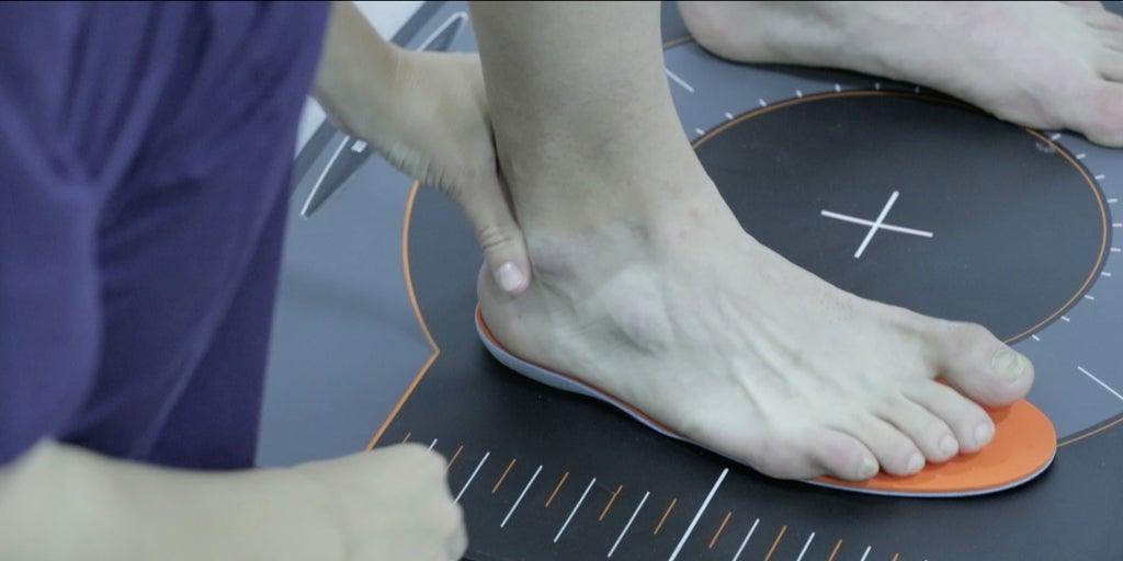 José Cardo, podólogo: «No hay que estrenar zapatillas o calcetines diez días antes de una carrera»