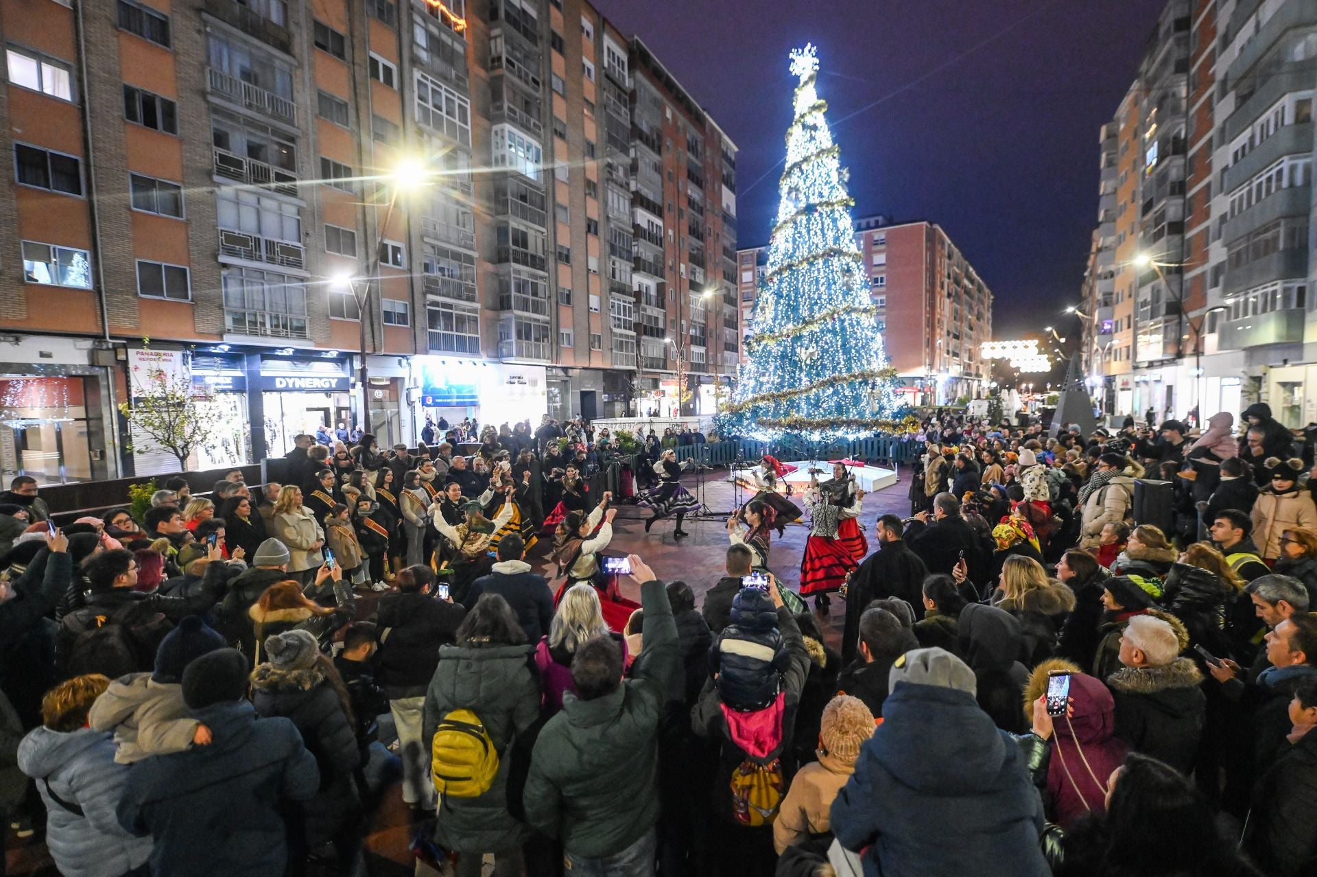 Arbol de Navidad iluminado en Burgos