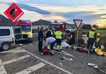 Bomberos, sanitarios y otros efectivos de emergencias, en el lugar del accidente de tráfico en Cox (Alicante)