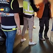 El fugitivo detenido, custodiado por agentes de la Policía Nacional de Alicante