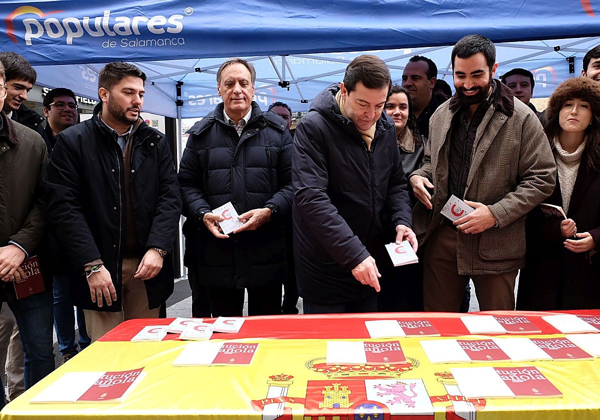 El presidente del PP de Castilla y León, Alfonso Fernández Mañueco, participa en el acto tradicional de conmemoración de la Constitución Española por parte de Nuevas Generaciones de Salamanca junto a su presidente provincial, Ángel Porras, y el presidente del PP salmantino, Carlos García Carbayo