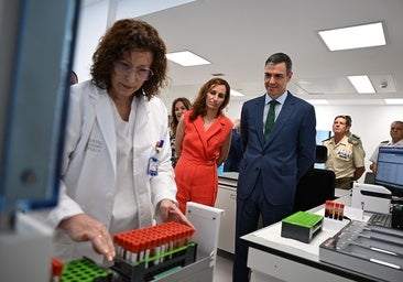 El presidente del Gobierno, Pedro Sánchez, durante su visita al laboratorio del nuevo hospital de Melilla, acompañado de la ministra de Sanidad, Mónica García, el pasado junio
