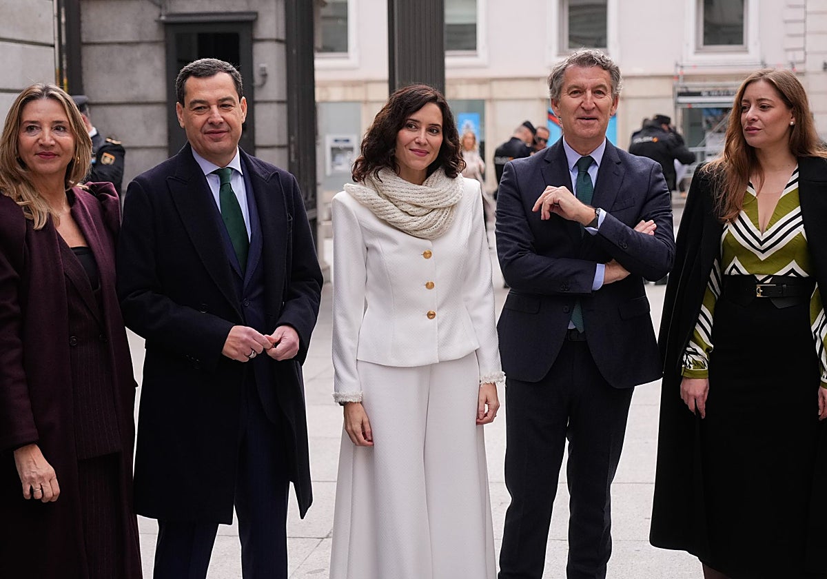 Juanma Moreno, junto a Díaz Ayuso y Núñez Feijóo, a su llegada al acto institucional por el Día de la Constitución